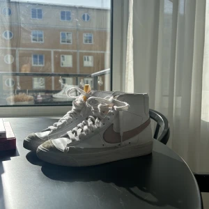 Nike Blazers - ✨Säljer mina Nike Blazers ✨ Dessa är i väldigt bra skick då som enbart använda ett fåtal gånger.   Jag köpte dom för 1195 kronor och säljer dom för 650 kronor och då är frakt inräknat 💕