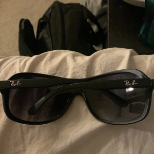Ray-ban  - Tja! Säljer mina nästan orörda Ray-ban då de bara ligger och skruttar. Köpt i Juli på synsam så skicket är bra. 