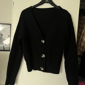 Kofta - Stickad kofta med knappar