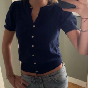 Topp - Super söt marinblå tröja med knappar från gant. 🩷