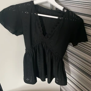 topp  - en gullig topp från shein, aldrig använd, det billiga priset pga att den är från shein 