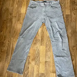 Armani Jeans - Lite skrynkliga men går att stryka