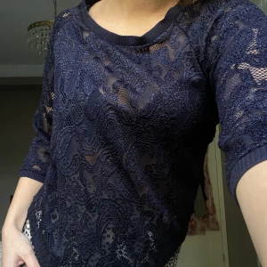 Spets tröja - Super cool spets tröja med trekvartsärmar. Perfekt till fest men oxå en edgy outfit till vardags. Andra bilden beskriver inte färgen 