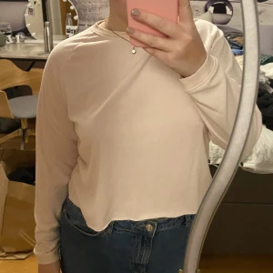 Rosa tröja  - En fin rosa tröja som är lite kroppad, köpt i strl 164 men skulle säga att den sitter som en S 