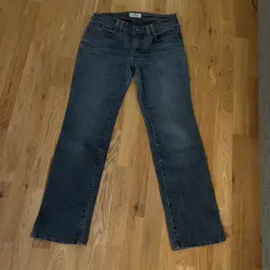 Jättesnygga lågmidjade jeans köpa från humana i Tyskland! Jag är 165 och de passar perfekt i längden 