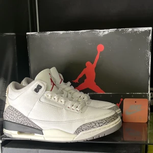Jordan 3 white cement reimagined - 🥥Jordan 3 white cement reimagined 🥥🔥Storlek 42 🔥🍀Perfekt skick 🍀💯Box och alla tillbehör tillkommer 💯🦋Kan fraktas eller mötas upp i Stockholm 🦋🌸Äkta 🌸⭐️Pris kan diskuteras vid snabb affär ⭐️