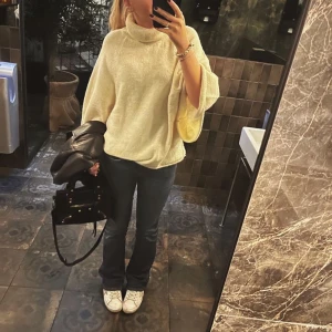 Tröja  - Säljer denna populära tröja från zara för kommer inte till användning 