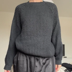 Svart stickad tröja  - Svart stickad tröja, använd fåtal gånger 