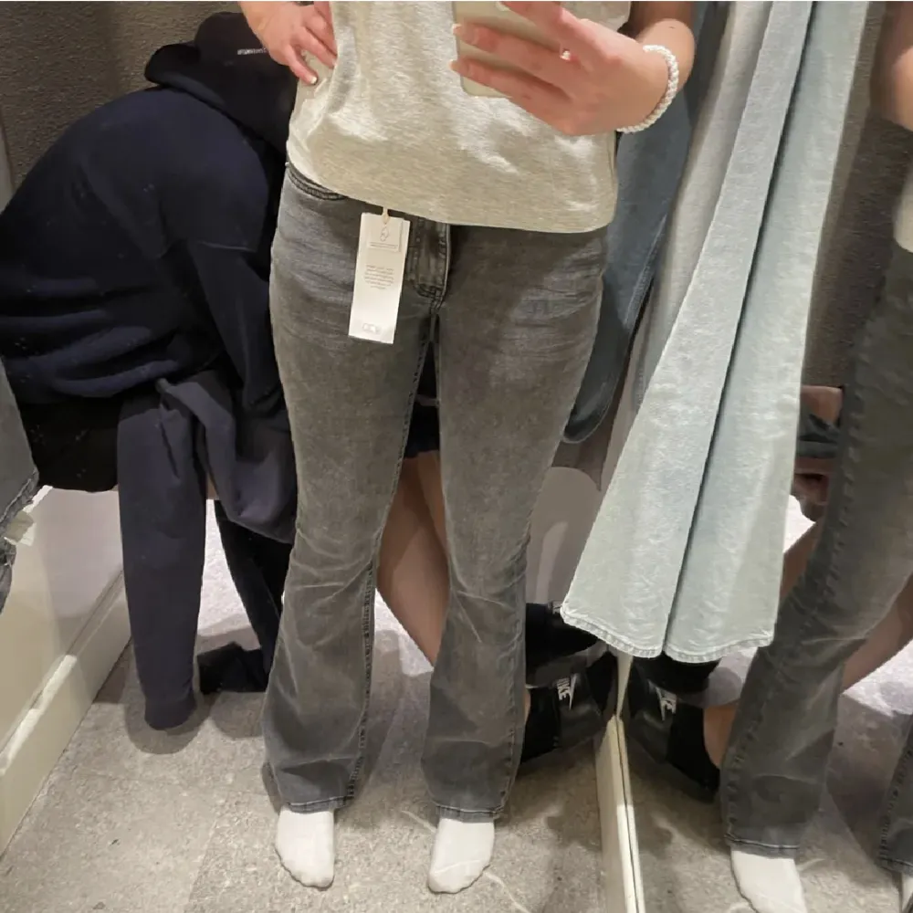 hej säljer dom här as snygga lågmidjade jeansen då dom är för små. aldrig använda. köpes för 500kr. tveka int att skriv till mig för frågor❤️. Jeans & Byxor.