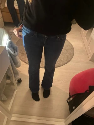 jeans - ett par skit fina och as bekväma jeans, bland de skönaste jag haft på mig😍Säljer på grund av att de blev lite för korta för mig som är 1,70. Köparen står för frakt❤️