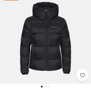 Sail jacka - Säljer även min sailracing jacka i storlek S då den inte heller används mycke alls jätte bra skick nypris  när jag köpte den 3800kr men den har gått upp i pris nu mitt pris 1100 köparen står för frakten