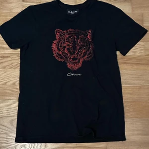 T-shirt - En svart t-shirt som ej används längre från Closure