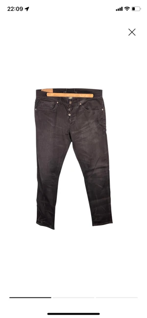 Dondup Jeans - Tjena, Säljer nu mina svarta Dondup jeans i storlek 35 pågrund av att de inte kommer till användning skicket är 9/10