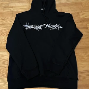Hoodie - En svart hoddie har används 1 gång o som är lite för stor!