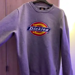 Säljer denna goa sweatshirt köpt från Dickies. För stor för mig så har inte kommit till användning. 🤩🤩