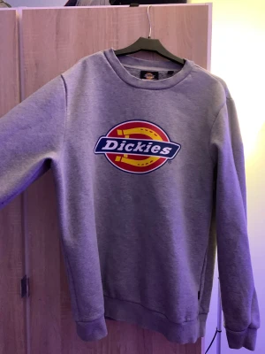 Dickies sweatshirt  - Säljer denna goa sweatshirt köpt från Dickies. För stor för mig så har inte kommit till användning. 🤩🤩