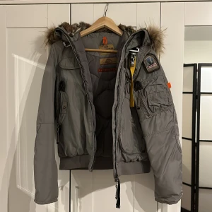 Parajumpers - Säljer min parajumper Färg grå Storlek XSAMLL 