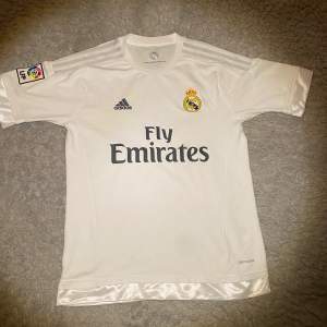 Säljer min RIKTIGA real Madrid 2015/2016 tröja. Köpt i Madrid stadium. Ifall du har frågor eller vill ha mer bilder är det bara att skriva. 8/10 skick.
