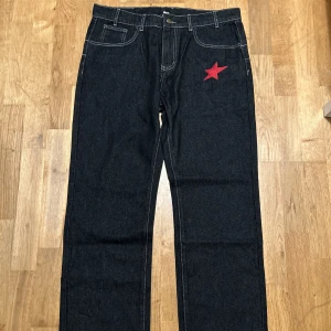 Baggy Y2K jeans - Testade men inte använda, skicket är som nytt.  Oversized/Baggy Medium i storlek