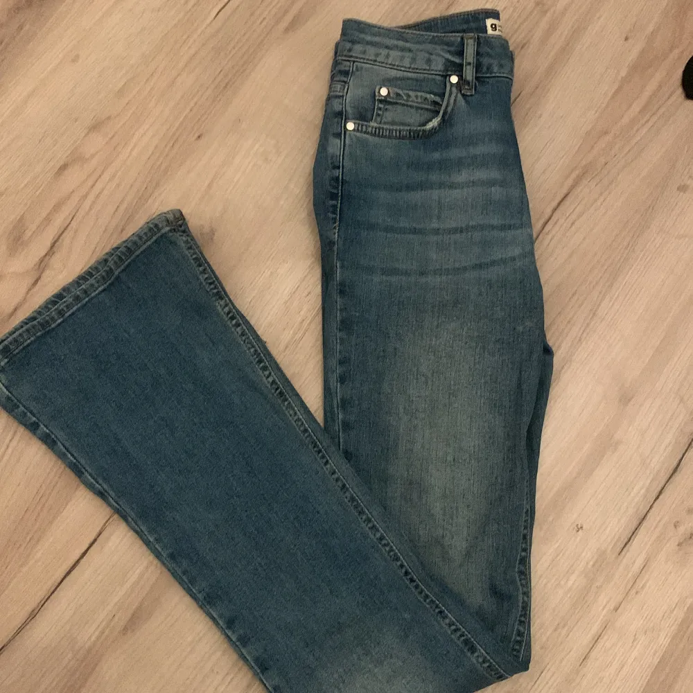 Ett par super fina mörkblåa jeans från Gina. Säljer då de inte kommer till ngn andvändning💙pris kan diskuteras. Jeans & Byxor.