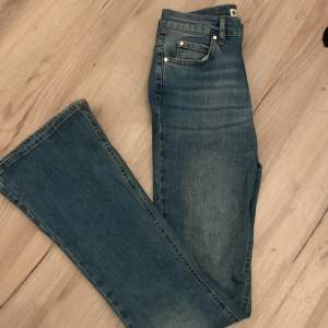 Ett par super fina mörkblåa jeans från Gina. Säljer då de inte kommer till ngn andvändning💙pris kan diskuteras