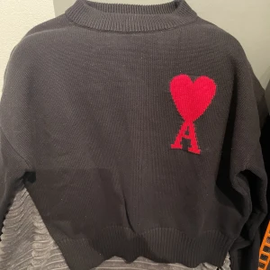 Ami Paris  - Säljer iväg en Ami sweatshirt som är i riktigt bra skick, knappt använd. Köpt för 4k   Säljes på grund av inköp av bil. 