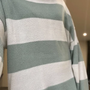 randig stickad tröja💕 - En turkos- och vitrandig stickad tröja från h&m. Storlek M, men sitter ganska stort. 
