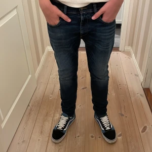 Diesel jeans  - Säljer nu mina snygga diesel jeans! Dom sitter slim fit och passar perfekt till Grisch/Stockholms stilen. Jeansen är i toppskick(9,5/10) nypris:1800 mitt pris:579