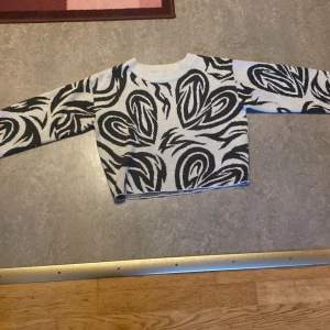  Stickad tröja -  Säljer Den här stickad tröja den är i bra skick storlek 146/152 Köpte den för 149 men säljaren för 90 kr