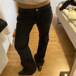 Lågmidjade jeans - Svarta vintage lågmidjade utsvängda jeans🌸 