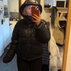 Snygg pufferjacka - Säljer denna populära vinterjacka från Zalando som jag köpte förra vintern. Den är nästan som ny och sparsamt använd utan några defekter. Nypris 700kr