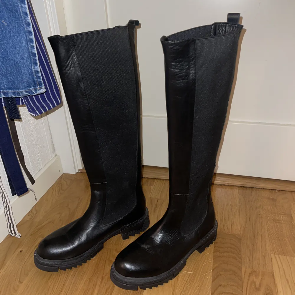 Helt oanvända höga snygga boots. Storlek 39. Dem kommer inte till användning där av säljer jag dem. . Skor.