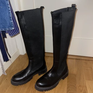 Boots nakd - Helt oanvända höga snygga boots. Storlek 39. Dem kommer inte till användning där av säljer jag dem. 