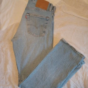 Levis 501 jeans - Tjohejsan, nu säljer jag dessa tvär snygga 501 levi's jeans. Skick: 9/10 Använd fåtal gånger och sparsamt tvättad i maskinen. Nypris 1200kr, mitt pris 299kr. Vid frågor och funderingar är de bara att skicka pm😉