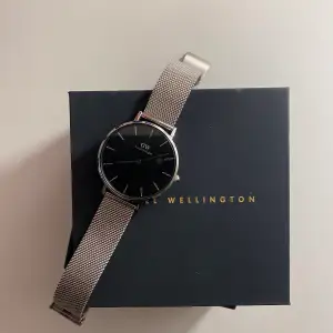 Daniel Wellington watch. 3cm diameter. Worn very carefully, perfect condition. 