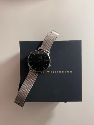 DW watch - Daniel Wellington watch. 3cm diameter. Worn very carefully, perfect condition. 