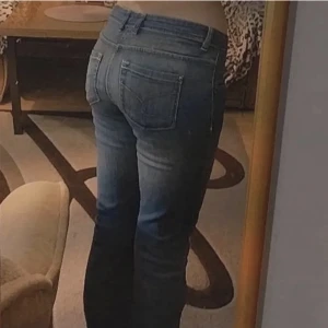 Lågmidjade jeans - Super fina utsvänga lågmidjade jeans som jag köpte av en på Plick men var tyvärr för stora för mig ❤️ (två första är lånade bilder)