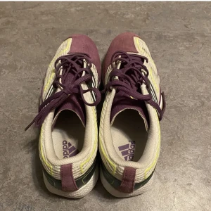 Adidas skor - Fina adidas skor i storlek 42, skorna är använda endast en gång så de är frf nya! Köparen står för frakt! 