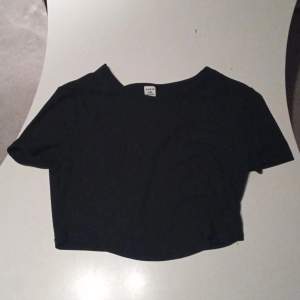 En svart kort tshirt 