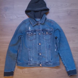 Hollister Jeansjacka  - Hollister Jensjacka i storlek L men skulle säga att den passar som M. Den har en fastsydd luva och är i gott skick, vid frågor är det bara att skriva:)