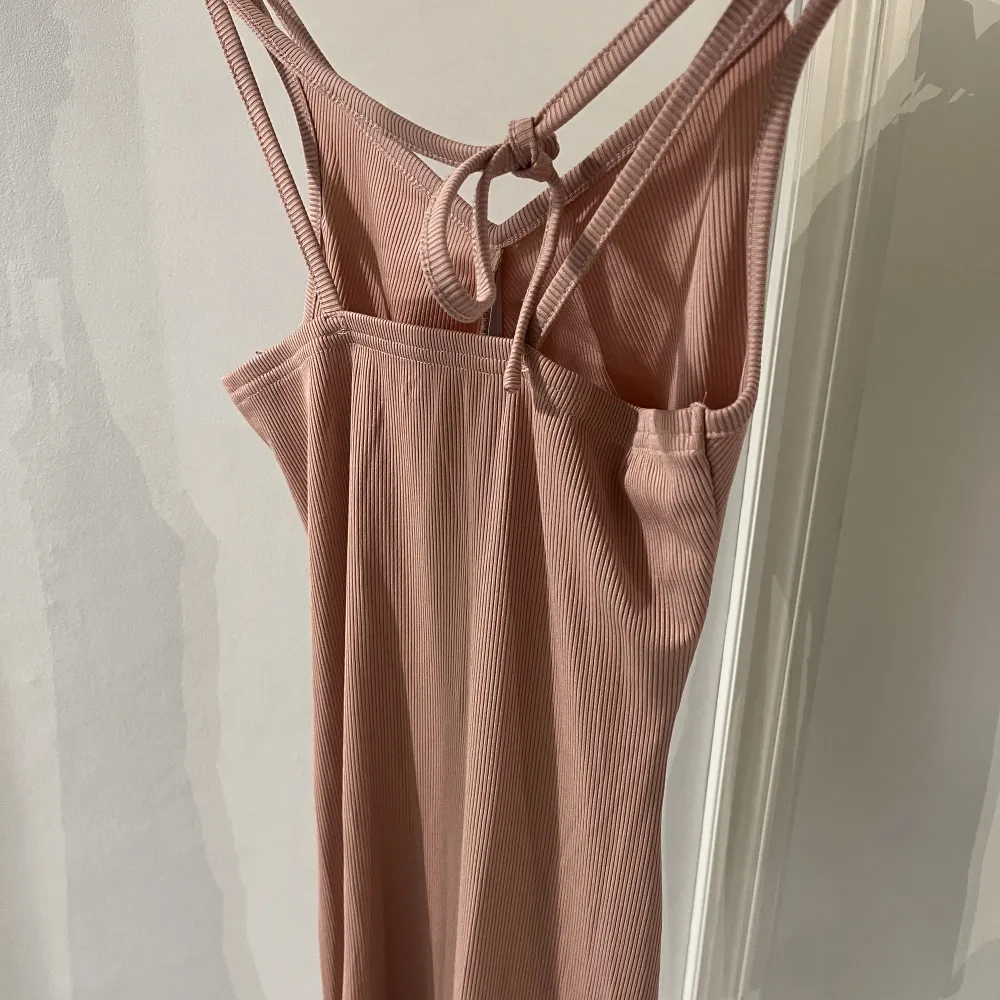 Denna söta rosa klänning e köpt på Shein för ca 2 år sen. Den har scrunch i mitten och knyt längst ner på båda sidor. Den är mot det smutsrosa hållet och har ett ribbat material. Inget jag använder längre så lika bra att den får en ny ägare💕. Klänningar.