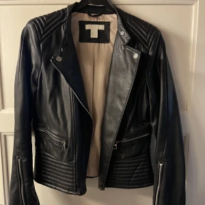 Skinnjacka  - Säljer min i princip oanvända skinnjacka i mycket fint skick från H&M i storlek 38 🥰Köparen står för frakt ✨