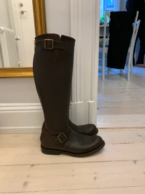 Bruna Primeboots - Bruna Primeboots i storlek 38, använda ett fåtal gånger. Nypris ca 3500kr. Finns att hämta i Vasastan.