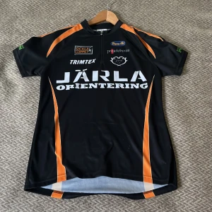 T-Shirt orientering  - Jag säljer  en sport tröja för 65 kr . Använda några gånger för speciellt evenemang.