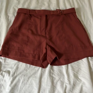 Short +bälte  - Jag säljer den röd-Bordeaux short för kvinnor för 60 sek . Bälte ingår . Storlek xxl 