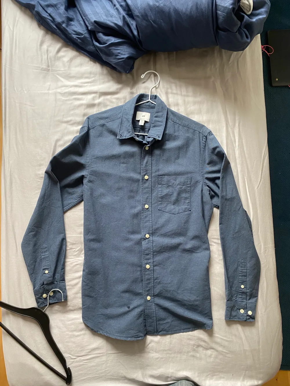 Blå skjorta helt ny aldrig använd från hm. Kostade 199 säljer för 70 strl S men skulle säga att den passar bra i strl M . Skjortor.