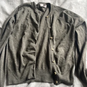 Finstickad kofta  - Finstickad kofta, inga defekter 