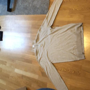 Jack n Jones halv zip  - Säljer en halv zip från Jack n Jones. Helt oanvänd. Kan gå ner lite i pris vid snabb affär. 