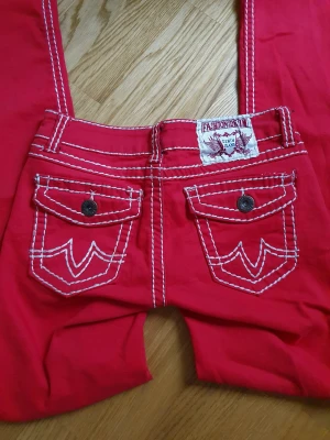 True religion liknade!❤️ - Ett par röda low-/mid waisted jeans med snygga fickor. Inga defekter, som nya. Köp gärna via köp nu❤️