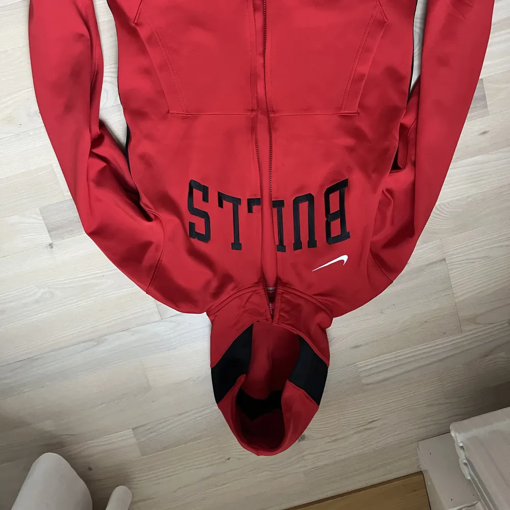 Aldrig använd, nyskick  Nike bulls Chicago zip full hoodie  storlek XS/S. Hoodies.